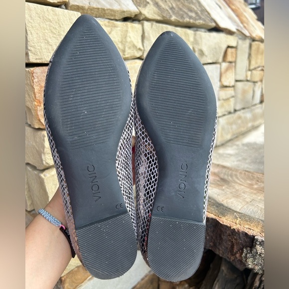 Vionic Silver Flats with Snakeskin Texture Sz-6. F - Picture 10 of 11
